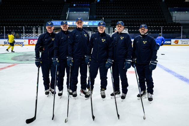 260522 Assistant coach Jörgen Jönsson, video coach Andreas Andersson, Goaltender coach Anthon Hansson, Head coach Sam Hallam, Assistant coach Stefan Klockare and Assistant coach Anders Sörensen of Sweden pose for a group photo at a practice session during the 2026 IIHF Ice Hockey World Championship on May 22, 2026 in Fribourg Photo Jesper Zerman BILDBYRAN kod JZ JZ0725 ishockey ice hockey ishockey vm 2026 vm 2026 iihf world championship träning practice sverige sweden day 8 bbeng  Copyright: JESPERxZERMAN BB260522JZ022