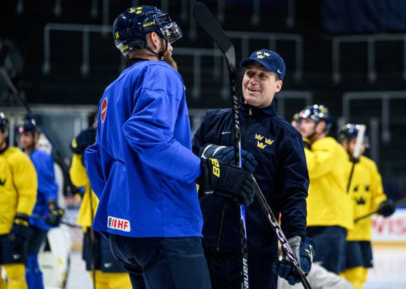 260522 Mattias Ekholm and Head coach Sam Hallam of Sweden at a practice session during the 2026 IIHF Ice Hockey World Championship on May 22, 2026 in Fribourg Photo Jesper Zerman BILDBYRAN kod JZ JZ0725 ishockey ice hockey ishockey vm 2026 vm 2026 iihf world championship träning practice sverige sweden day 8 bbeng  Copyright: JESPERxZERMAN BB260522JZ029