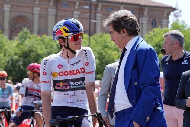 Urbano Cairo and Italy™s Giulio Pellizzari of Red Bull - Bora - Hansgrohe (White jersey) prreparation for the start during Stage 13 of the Giro d™Italia, from Alessandria to Verbania, Italy, Friday May 22, 2026.  Copyright: xMarcoxAlpozzi LaPressex