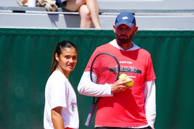 Emma Raducanu with coach Andrew Richardson French Open Tennis, Friday Previews, Qualifying and Practice, Tennis, Roland Garros, Paris, France - 22 May 2026Paris Roland Garros France EDITORIAL USE ONLY No use with unauthorised audio, video, data, fixture lists, club league logos or live services. Online in-match use limited to 120 images, no video emulation. No use in betting, games or single club league player publications. Copyright: xJavierxGarcia Shutterstockx 16887306d