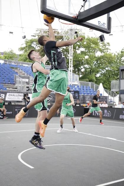 Kevin Yebo 0 Aachen GER scores a dunk against 0 Barcelona ESP in the Active City Arena FIBA 3x3 Hamburg Challenger, 22 05 2026, Hamburg, Active City Arena Copyright: xspeedshotx