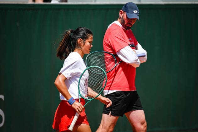 May 22, 2026, Paris, France, France: Andrew RICHARDSON and Emma RADUCANU of Great Britain during a training session of the Roland-Garros 2026, French Open 2026, Grand Slam tennis tournament at Roland-Garros Stadium on May 22, 2026 in Paris, France. Paris France - ZUMAm308 20260522_zsp_m308_029 Copyright: xMatthieuxMirvillex