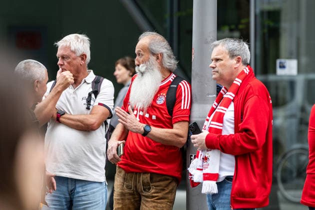 GER, DFB Pokalfinale, Training and press conference, FC Bayern München VfB Stuttgart 22 05 2026, Olympiastadion, Olympiastadion, GER, DFB Pokalfinale, Training and press conference, FC Bayern München VfB Stuttgart Fans wait for the arrival of the FC Bayern München team Â nordphotoxGmbHxx xAlexanderxTrienitz nph00051
