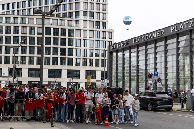 GER, DFB Pokalfinale, Training and press conference, FC Bayern München VfB Stuttgart 22 05 2026, Olympiastadion, Olympiastadion, GER, DFB Pokalfinale, Training and press conference, FC Bayern München VfB Stuttgart Fans wait for the arrival of the FC Bayern München team Â nordphotoxGmbHxx xAlexanderxTrienitz nph00051