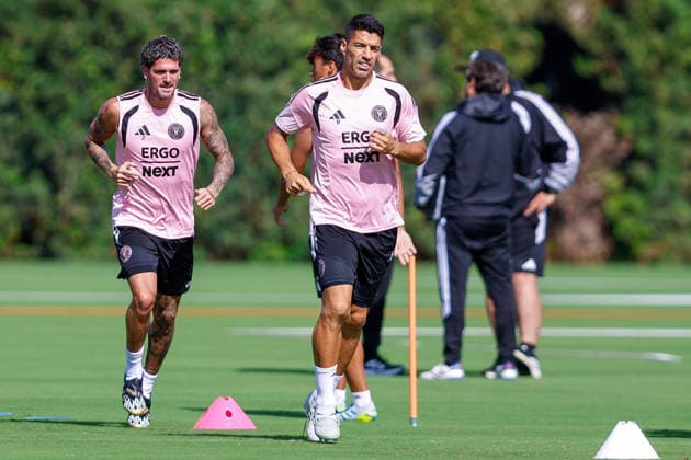 FORT LAUDERDALE, FL - MAY 22: Inter Miami midfielder Rodrigo de Paul (7) and Inter Miami forward Luis Suarez (9) are seen during an Inter Miami Training Session at Florida Blue Training Center on May 22, 2026 in Fort Lauderdale, Florida. (Photo by Chris Arjoon Icon Sportswire) SOCCER: MAY 22 Inter Miami CF Training EDITORIAL USE ONLY Icon2605220010019