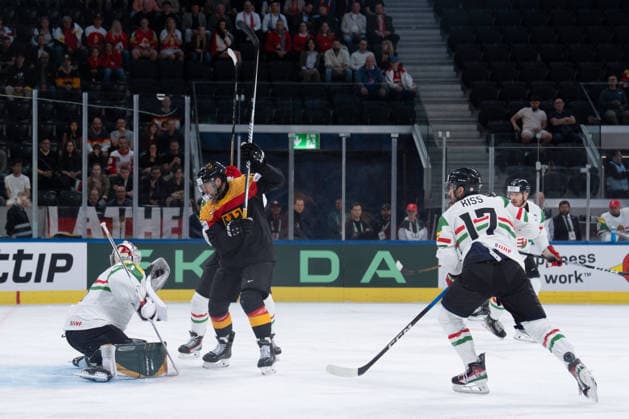 ZURICH, SWITZERLAND - MAY 22: Bence Balizs (Hungary, 1) catching the puck during the Preliminary Round - Group A Match 33 between Germany and Hungary at the IIHF Ice hockey, Eishockey World Championship, WM, Weltmeisterschaft 2026, Swiss Life Arena on May 22, 2026 in Zurich, Switzerland. Zurich Switzerland Copyright: xTimoxSteinx