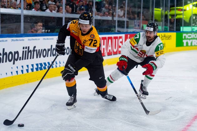 ZURICH, SWITZERLAND - MAY 22: Dominik Kahun (Germany, 72) in the battle for the puck with Roland Kiss (Hungary, 17) during the Preliminary Round - Group A Match 33 between Germany and Hungary at the IIHF Ice hockey, Eishockey World Championship, WM, Weltmeisterschaft 2026, Swiss Life Arena on May 22, 2026 in Zurich, Switzerland. Zurich Switzerland Copyright: xTimoxSteinx