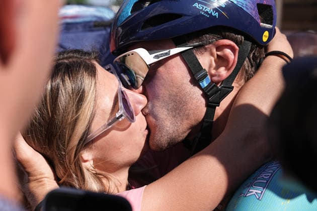 Italy™s Alberto Bettiol of XDS Astana Team winner of the stage kiss his girfriend during Stage 13 of the Giro d™Italia, from Alessandria to Verbania, Italy, Friday May 22, 2026.  Copyright: xMarcoxAlpozzi LaPressex