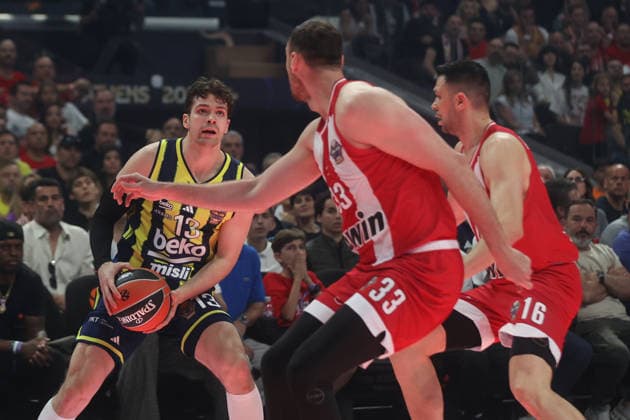 EuroLeague Final Four: Olympiacos vs Fenerbahce Beko ATHENS, GREECE - MAY 22: Tarik Biberovic of Fenerbahce Beko in action against Milutinov of Olympiacos during the EuroLeague Final Four match between Olympiacos vs Fenerbahce Beko at OAKA Arena in Athens, Greece, on May 22, 2026. Ayhan Mehmet Anadolu Athens Greece. Editorial use only. Please get in touch for any other usage.  Copyright: x2026xAnadoluxAyhanxMehmetx