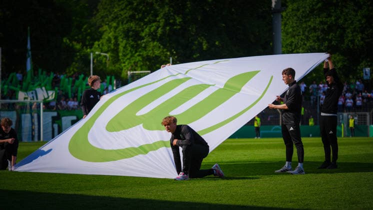 Soccer, A Juniors, Season 2025 2026, DFB Cup, Final, VfB Stuttgart U19 vs VfL Wolfsburg U19, Friday 22 05 2026, Karl Liebknecht Stadion Potsdam, In the picture The coat of arms of VfL Wolfsburg Brandenburg Germany