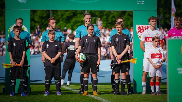 Soccer, A Juniors, Season 2025 2026, DFB Cup, Final, VfB Stuttgart U19 vs VfL Wolfsburg U19, Friday 22 05 2026, Karl Liebknecht Stadium Potsdam, In the picture The referee team around Nils Schröter Brandenburg Germany