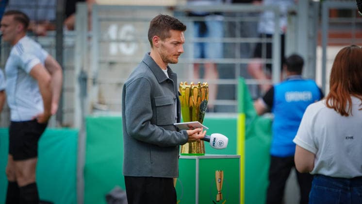 Soccer, A Juniors, Season 2025 2026, DFB Cup, Final, VfB Stuttgart U19 vs VfL Wolfsburg U19, Friday 22 05 2026, Karl Liebknecht Stadium Potsdam, In the picture Andi Lengenfelder presents the match live for Sky Brandenburg Germany