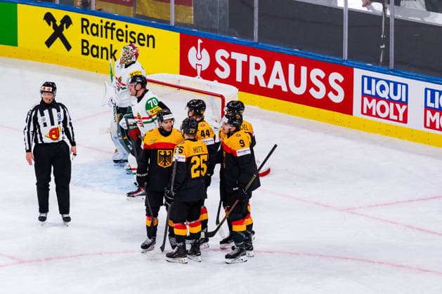 ZURICH, SWITZERLAND - MAY 22: The German team celebrating the 3:0 goal of Lukas Reichel (Germany, 73) during the Preliminary Round - Group A Match 33 between Germany and Hungary at the IIHF Ice hockey, Eishockey World Championship, WM, Weltmeisterschaft 2026, Swiss Life Arena on May 22, 2026 in Zurich, Switzerland. Zurich Switzerland Copyright: xTimoxSteinx