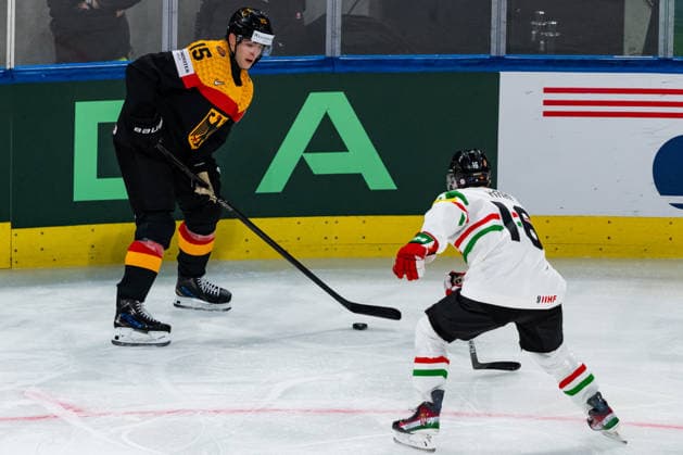 ZURICH, SWITZERLAND - MAY 22: Stefan Loibl (Germany, 15) in the battle for the puck with Janos Hari (Hungary, 16) during the Preliminary Round - Group A Match 33 between Germany and Hungary at the IIHF Ice hockey, Eishockey World Championship, WM, Weltmeisterschaft 2026, Swiss Life Arena on May 22, 2026 in Zurich, Switzerland. Zurich Switzerland Copyright: xTimoxSteinx