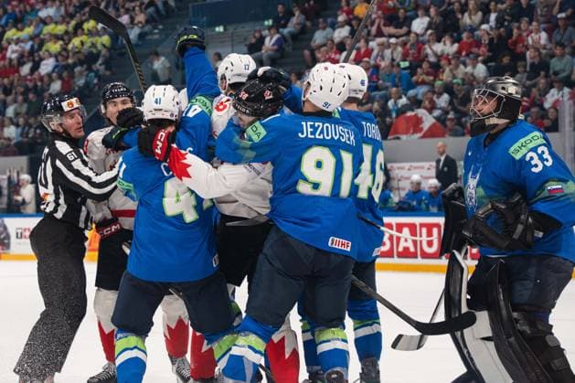 FRIBOURG, FRIBOURG - MAY 22: Canada and Slovenia players fight following a stoppage in play during the 2026 IIHF World Championship, WM, Weltmeisterschaft Preliminary Round Group B match between Canada and Slovenia at BCF Arena on May 22, 2026 in Fribourg, Fribourg, Switzerland.  Copyright: xLivioxBaeriswylx xSPPx Sportspressphoto_SPR151821