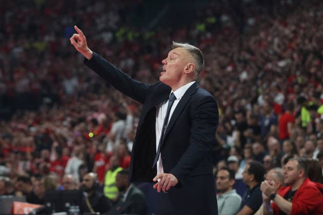 EuroLeague Final Four: Olympiacos vs Fenerbahce Beko ATHENS, GREECE - MAY 22: Head coach Saras Jasikevicius of Fenerbahce Beko gives tactics to his players during the EuroLeague Final Four match between Olympiacos vs Fenerbahce Beko at OAKA Arena in Athens, Greece, on May 22, 2026. Ayhan Mehmet Anadolu Athens Greece. Editorial use only. Please get in touch for any other usage.  Copyright: x2026xAnadoluxAyhanxMehmetx