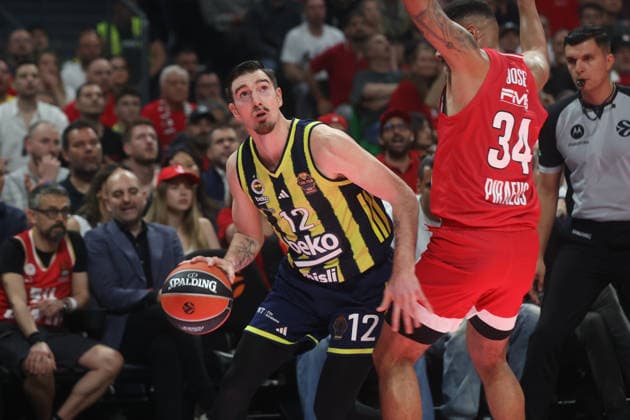 EuroLeague Final Four: Olympiacos vs Fenerbahce Beko ATHENS, GREECE - MAY 22: Nando De Colo (12) of Fenerbahce Beko in action against Cory Joseph (34) of Olympiacos during the EuroLeague Final Four match between Olympiacos vs Fenerbahce Beko at OAKA Arena in Athens, Greece, on May 22, 2026. Ayhan Mehmet Anadolu Athens Greece. Editorial use only. Please get in touch for any other usage.  Copyright: x2026xAnadoluxAyhanxMehmetx