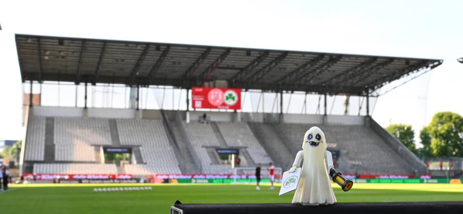22 05 2026 Soccer season 2025 2026 Relegation 2 Soccer Bundesliga first leg Rot Weiss Essen RWE SpVgg Greuther Fürth Kleeblatt Sportfoto Zink xwoxzix DFL regulations prohibit any use of photographs as image sequences and or quasi video only for editorial use Feature Impression Symbolbild Symbol photo Ghost Ghost Relegation Ghost