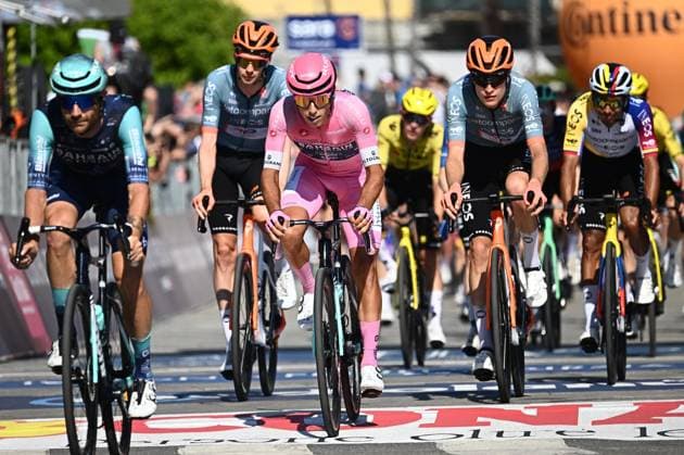 May 22, 2026, Verbania, ITALY: Portuguese rider Afonso Eulalio of Bahrain Victorious wearing the overall leader s pink jersey to cross the finish line of the 13th stage of the 109 Giro d Italia 2026, over 189 km from Alessandria to Verbania, Italy, 22 May 2026. ANSA LUCA ZENNARO. Giro D Italia Cycling Tour - Stage 13  - ZUMAa110 20260522_zaf_a110_035 Copyright: xLucaxZennarox