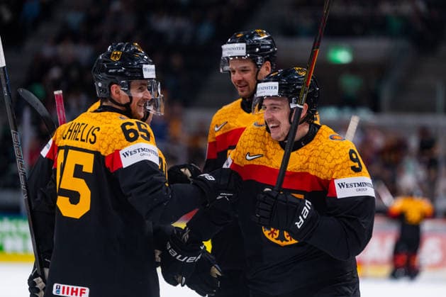 ZURICH, SWITZERLAND - MAY 22: Leon Gawanke (Germany, 9) during his 6:1 goal celebration with Marc Michaelis (Germany, 65) during the Preliminary Round - Group A Match 33 between Germany and Hungary at the IIHF Ice hockey, Eishockey World Championship, WM, Weltmeisterschaft 2026, Swiss Life Arena on May 22, 2026 in Zurich, Switzerland. Zurich Switzerland Copyright: xTimoxSteinx