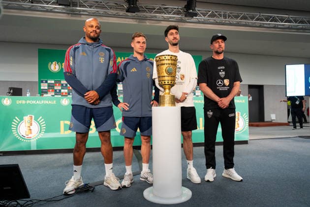 Vincent Kompany FC Bayern Muenchen, coach , Joshua Kimmich FC Bayern Muenchen, 6 , Atakan Karazor VfB Stuttgart, 16 and Sebastian Hoeness VfB Stuttgart, coach behind the cup during the press conference, GER, Final training and press conference on the day before the DFB Cup final, FC Bayern Muenchen vs VfB Stuttgart, Football, Men, DFB Pokal, Final, Season 2025 2026, 22 05 2026 DFL REGULATIONS PROHIBIT ANY USE OF PHOTOGRAPHS AS IMAGE SEQUENCES AND OR QUASI VIDEO GER, Final training and press conference on the day before the DFB Cup Final, FC Bayern Muenchen vs VfB Stuttgart, Football, Men, DFB Pokal, Final, Season 2025 2026, 22 05 2026 Berlin Copyright: xEibner-Pressefoto MaxxVincenx EP_MVN