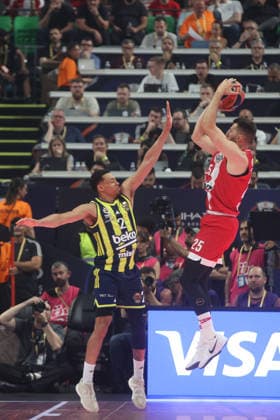 EuroLeague Final Four: Olympiacos vs Fenerbahce Beko ATHENS, GREECE - MAY 22: Wade Baldwin (2) of Fenerbahce Beko in action against Alec Peters (25) of Olympiacos during the EuroLeague Final Four match between Olympiacos vs Fenerbahce Beko at OAKA Arena in Athens, Greece, on May 22, 2026. Ayhan Mehmet Anadolu Athens Greece. Editorial use only. Please get in touch for any other usage.  Copyright: x2026xAnadoluxAyhanxMehmetx
