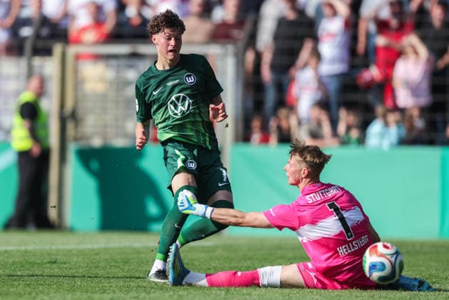 Soccer DFB Cup Junior Final VfL Wolfsburg U19 VfB Stuttgart U19 on 22 05 2026 at Karl Liebknecht Stadium in Potsdam Bruno Katz Wolfsburg , left Florian Pascal Hellstern Stuttgart , right DFB regulations prohibit any use of photographs as image sequences and or quasi video xJRx