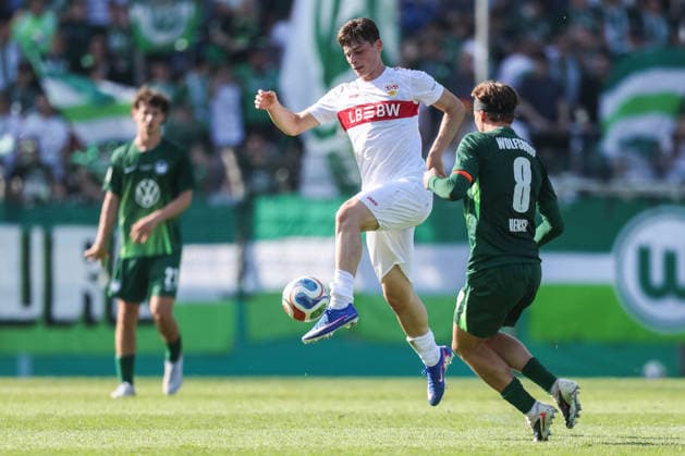 Soccer DFB Cup Junior Final VfL Wolfsburg U19 VfB Stuttgart U19 on 22 05 2026 at Karl Liebknecht Stadium in Potsdam Matheos Tsigkas Stuttgart , left Pharell Hensel Wolfsburg , right DFB regulations prohibit any use of photographs as image sequences and or quasi video xJRx
