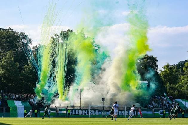 Fußball DFB-Pokal Junioren Finale VfL Wolfsburg U19 - VfB Stuttgart U19 am 22.05.2026 im Karl-Liebknecht-Stadion in Potsdam Fans zündeln Bengalos Pyrotechnik Pyro Leuchtkörper Rauchbomben im Fanblock von Wolfsburg DFB regulations prohibit any use of photographs as image sequences and or quasi-video. *** Soccer DFB Cup Junior Final VfL Wolfsburg U19 VfB Stuttgart U19 on 22 05 2026 at Karl Liebknecht Stadium in Potsdam Fans ignite Bengalos Pyrotechnics Pyro flares Smoke bombs in the fan block of Wolfsburg DFB regulations prohibit any use of photographs as image sequences and or quasi video xJRx