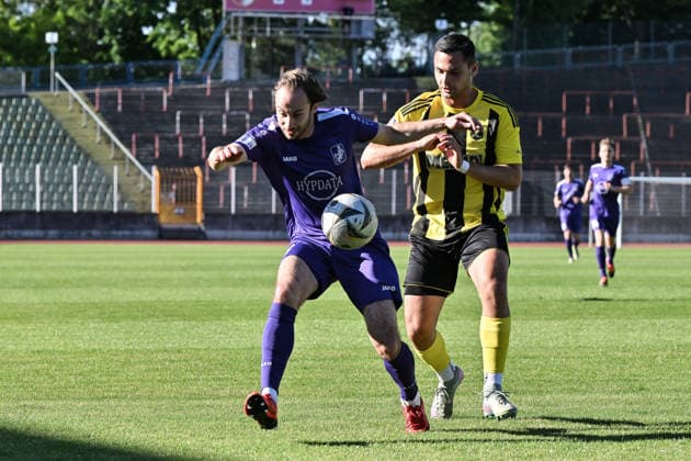 Relegation Regionalliga Bayern TSV Schwaben Augsburg SV Kirchanschöring 22 05 2026 AUGSBURG, GERMANY 22 MAY in the duel Nicola Della SCHIAVA TSV Schwaben Augsburg 3 and Thorsten NICKLAS SV Kirchanschöring 13 during the match between TSV Schwaben Augsburg and SV Kirchanschöring in the second leg of the relegation to the Regionalliga Bayern at the Rosenaustadion Copyright: xBEAUTIFULxSPORTS Goldbergx