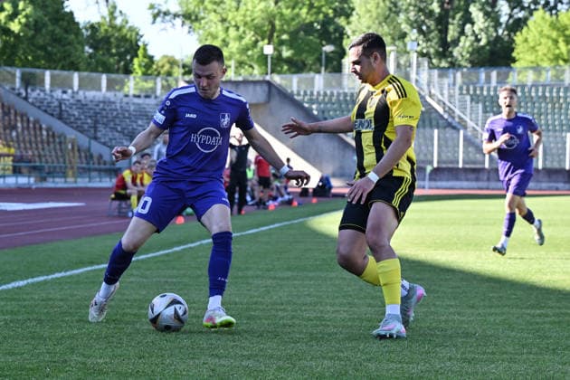 Relegation Regionalliga Bayern TSV Schwaben Augsburg SV Kirchanschöring 22 05 2026 AUGSBURG, GERMANY 22 MAY in the duel Lukas RAMSER TSV Schwaben Augsburg 10 and Thorsten NICKLAS SV Kirchanschöring 13 during the match between TSV Schwaben Augsburg and SV Kirchanschöring in the second leg of the relegation to the Regionalliga Bayern at the Rosenaustadion Copyright: xBEAUTIFULxSPORTS Goldbergx