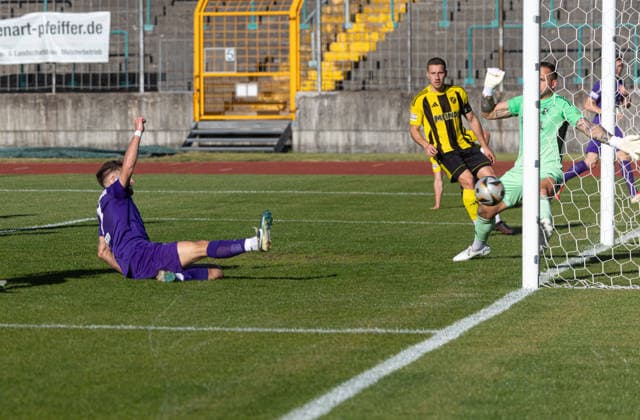 Maximilian Heiß TSV Schwaben scores to equalize 1 1 against Egon Weber goalkeeper SV Kirchanschöring TSV Schwaben Augsburg vs SV Kirchanschöring, relegation Regionalliga Bayern, season 2025 2026,