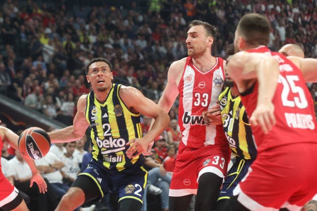 EuroLeague Final Four: Olympiacos vs Fenerbahce Beko ATHENS, GREECE - MAY 22: Wade Baldwin (2) of Fenerbahce Beko in action against Nikola Milutinov (33) of Olympiacos during the EuroLeague Final Four match between Olympiacos vs Fenerbahce Beko at OAKA Arena in Athens, Greece, on May 22, 2026. Ayhan Mehmet Anadolu Athens Greece. Editorial use only. Please get in touch for any other usage.  Copyright: x2026xAnadoluxAyhanxMehmetx
