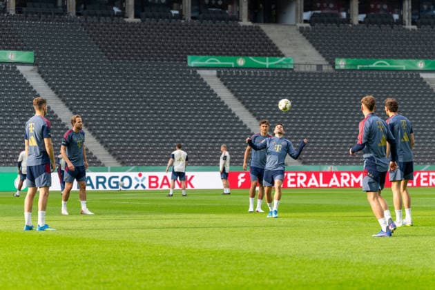Harry Kane FC Bayern Muenchen, 9 , Raphael Guerreiro FC Bayern Muenchen, 22 during the final training, GER, Final training and press conference on the day before the DFB Cup final, FC Bayern Muenchen vs VfB Stuttgart, Football, Men, DFB Cup, Final, Season 2025 2026, 22 05 2026 DFL REGULATES PROHIBIT ANY USE OF PHOTOGRAPHS AS IMAGE SEQUENCES AND OR QUASI VIDEO GER, Final training and press conference on the day before the DFB Cup final, FC Bayern Muenchen vs VfB Stuttgart, Football, Men, DFB Cup, Final, Season 2025 2026, 22 05 2026 Berlin Copyright: xEibner-Pressefoto MaxxVincenx EP_MVN