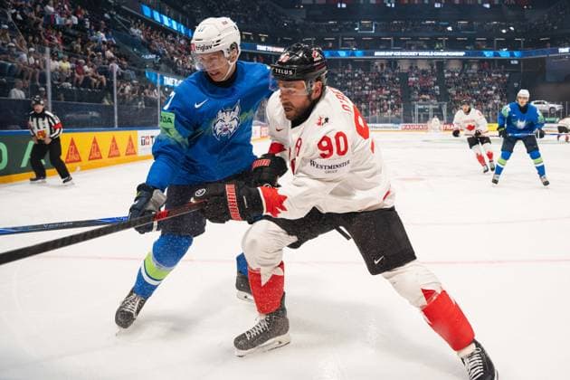 FRIBOURG, FRIBOURG - MAY 22: Jan Golicic of Slovenia battles with Ryan O’Reilly of Canada during the 2026 IIHF World Championship, WM, Weltmeisterschaft Preliminary Round Group B match between Canada and Slovenia at BCF Arena on May 22, 2026 in Fribourg, Fribourg, Switzerland.  Copyright: xLivioxBaeriswylx xSPPx Sportspressphoto_SPR151863