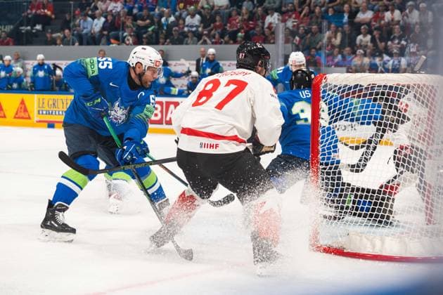 FRIBOURG, FRIBOURG - MAY 22: Robert Sabolic of Slovenia battles with Sidney Crosby of Canada in front of the Slovenia goal during the 2026 IIHF World Championship, WM, Weltmeisterschaft Preliminary Round Group B match between Canada and Slovenia at BCF Arena on May 22, 2026 in Fribourg, Fribourg, Switzerland.  Copyright: xLivioxBaeriswylx xSPPx Sportspressphoto_SPR151866