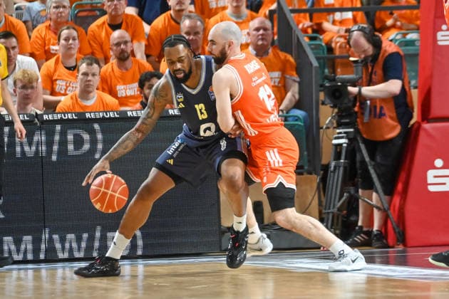 J wan Roberts ALBA Berlin, 13 vs Tommy Kuhse RASTA Vechta, 12 RASTA Vechta vs ALBA Berlin, easyCredit Basketball Bundesliga, Play Off, Season 2025 2026, 22 05 2026, RASTA Vechta vs ALBA Berlin, easyCredit Basketball Bundesliga, Play Off, Season 2025 2026, 22 05 2026 Vechta Copyright: xEibner-Pressefoto RobertxGertzenx EP_RGN