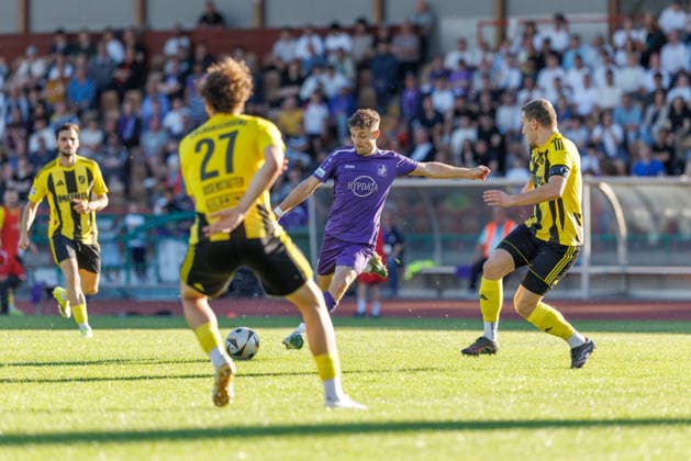 Maximilian Heiß 7, TSV Schwaben Augsburg in the foreground David Rosenstatter 27, SV Kirchanschöring during the match between TSV Schwaben Augsburg v SV Kirchanschöring, Soccer, Men, Regionalliga Bayern Relegation, 2025 2026, Matchday 2 on 22 05 2026 in Augsburg, Rosenaustadion Bayern Germany