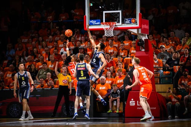 22 05 2026, Rasta Dome, Vechta Basketball, easyCredit Bundesliga, Playoffs quarter-finals, Rasta Vechta vs ALBA Berlin duel between Alonzo Verge Jr 11 Vechta and Norris Agbakoko 17 Berlin