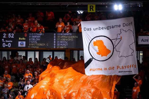 22.05.2026, Rasta Dome, Vechta Basketball, easyCredit Bundesliga, Playoffs Viertelfinale, Rasta Vechta vs. ALBA Berlin Choreo Choregraphie Fans Fanblock Vechta *** 22 05 2026, Rasta Dome, Vechta Basketball, easyCredit Bundesliga, Playoffs quarterfinals, Rasta Vechta vs ALBA Berlin Choreo Choregraphie Fans Fanblock Vechta