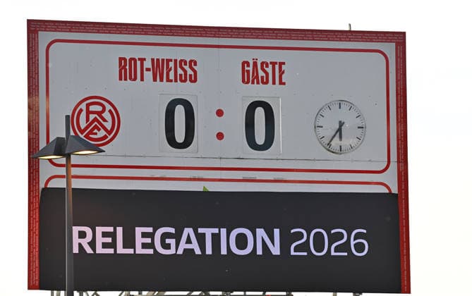 22 05 2026 Soccer season 2025 2026 Relegation 2 Soccer Bundesliga first leg Rot Weiss Essen RWE SpVgg Greuther Fürth Kleeblatt Sportfoto Zink MeZi xmexzix DFL regulations prohibit any use of photographs as image sequences and or quasi video only for editorial use Feature Impression Symbolbild Symbolfoto Anzeigetafel