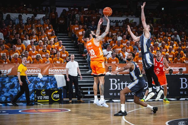 1 Basketball Bundesliga, easyCredit BBL, Season 2025 2026, Men, Playoffs, Quarterfinals, Game 3, 22 05 2026, RASTA Vechta ALBA Berlin Tevin Brown 10 RASTA Vechta at Jumpshot Vechta RASTA Dome Lower Saxony Germany