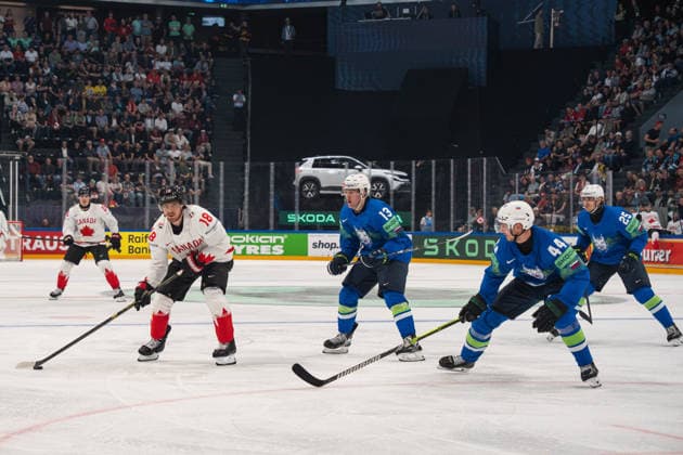 FRIBOURG, FRIBOURG - MAY 22: Robert Thomas of Canada battles with three Slovenia players during the 2026 IIHF World Championship, WM, Weltmeisterschaft Preliminary Round Group B match between Canada and Slovenia at BCF Arena on May 22, 2026 in Fribourg, Fribourg, Switzerland.  Copyright: xLivioxBaeriswylx xSPPx Sportspressphoto_SPR151902