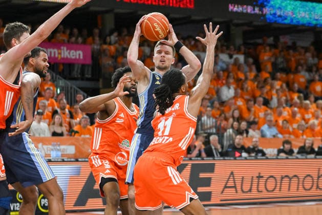 Martin Hermannsson ALBA Berlin, 15 vs Lloyd Pandi RASTA Vechta, 41 hidden and Alonzo Verge jr RASTA Vechta, 11 RASTA Vechta vs ALBA Berlin, easyCredit Basketball Bundesliga, Play Off, Season 2025 2026, 22 05 2026, RASTA Vechta vs ALBA Berlin, easyCredit Basketball Bundesliga, Play Off, Season 2025 2026, 22 05 2026 Vechta Copyright: xEibner-Pressefoto RobertxGertzenx EP_RGN