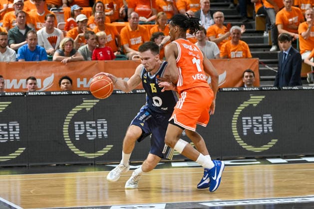 Martin Hermannsson ALBA Berlin, 15 vs Alonzo Verge jr RASTA Vechta, 11 RASTA Vechta vs ALBA Berlin, easyCredit Basketball Bundesliga, Play Off, Season 2025 2026, 22 05 2026, RASTA Vechta vs ALBA Berlin, easyCredit Basketball Bundesliga, Play Off, Season 2025 2026, 22 05 2026 Vechta Copyright: xEibner-Pressefoto RobertxGertzenx EP_RGN