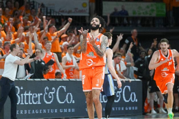 Tevin Brown RASTA Vechta, 10 celebrates a 3-point shot RASTA Vechta vs ALBA Berlin, easyCredit Basketball Bundesliga, Play Off, Season 2025 2026, 22 05 2026, RASTA Vechta vs ALBA Berlin, easyCredit Basketball Bundesliga, Play Off, Season 2025 2026, 22 05 2026 Vechta Copyright: xEibner-Pressefoto RobertxGertzenx EP_RGN