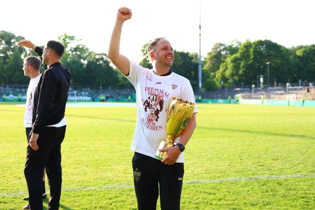 Tobias Rathgeb Coach, VfB Stuttgart U19 mitt der DFB Pokal der Junioren Fußball I Junioren I DFB Pokal I Saison 2025 2026 I Finale I VfL Wolfsburg U19 VfB Stuttgart U19 I 22 05 2026 I Karl Liebknecht Stadion