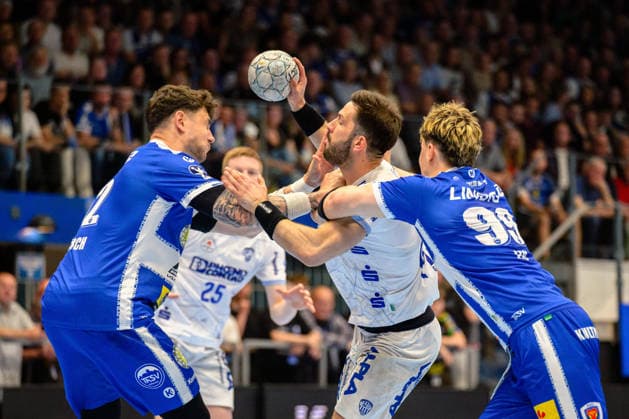 Tim Suton TBV Lemgo Lippe, 23 has no way through Tillman Leu ThSV Eisenach, 99 and Justin Kurch ThSV Eisenach, 52 GER, ThSV Eisenach v TBV Lemgo Lippe, 1 Daikin Handballbundesliga, Handball, Matchday 32, Season 2025 2026, 22 05 2026 GER, ThSV Eisenach v TBV Lemgo Lippe, 1 Daikin Handballbundesliga, Handball, Matchday 32, Season 2025 2026, 22 05 2026 Eisenach Copyright: xEibner-Pressefoto MartinxHerbstx EP_MHT