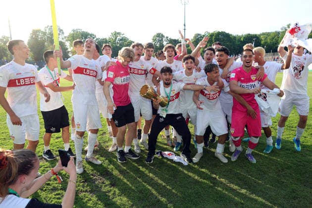 22 05 26 A Juniors DFB Cup Final 2026 U19 VfL Wolfsburg U19 VfB Stuttgart Germany, Potsdam, 22 05 2026, Football, Season 2025 2026, A Juniors DFB Cup Final 2026, U19 VfL Wolfsburg U19 VfB Stuttgart Team Mannschaft U19 VfB Stuttgart Final Cheer Cup Winner