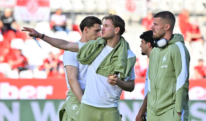 22 05 2026 Soccer season 2025 2026 Relegation 2 Soccer Bundesliga first leg Rot Weiss Essen RWE SpVgg Greuther Fürth Kleeblatt Sportfoto Zink MeZi xmexzix DFL regulations prohibit any use of photographs as image sequences and or quasi video only for editorial use Marco John 24, SpVgg Greuther Fürth Jan Elvedi 15, SpVgg Greuther Fürth, right before the start of the match